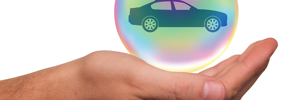 fabrieksgarantie afbeelding met auto in bubbel zwevend boven hand